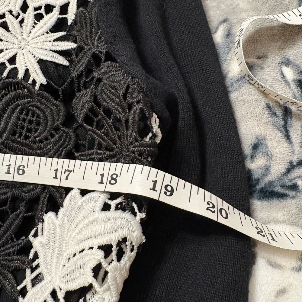 KARL LAGERFELD PARIS Black Lace Floral Cropped Cardigan Sweater S - Picture 8 of 9